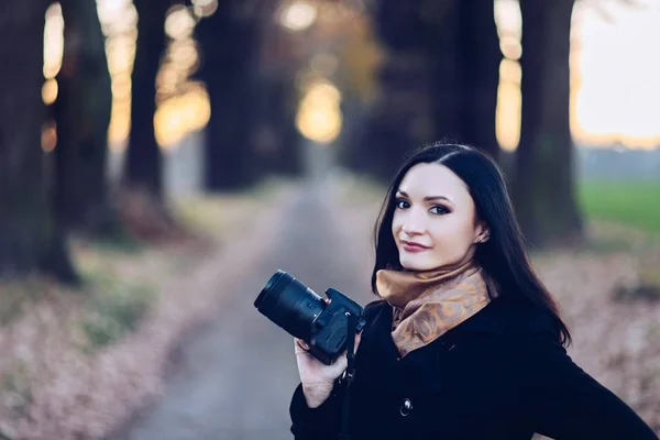 Mujer Morena Joven Tomando Fotos Con Cámara Fotos Dslr Aire — Foto de Stock