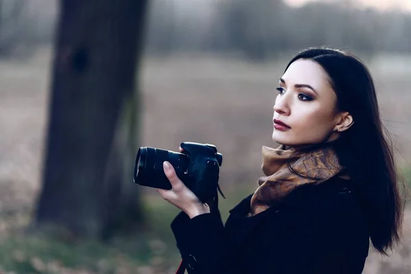 Młoda Brunetka Kobieta Robienia Zdjęć Dslr Fotografia Kamery Zewnątrz — Zdjęcie stockowe