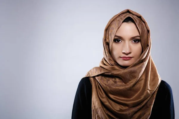 Wanita Muda Arab Dalam Jilbab Syuting Studio — Stok Foto