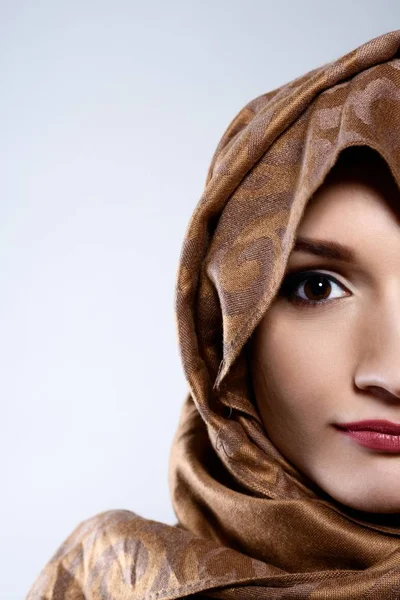 Mujer Árabe Joven Hijab Toma Estudio —  Fotos de Stock