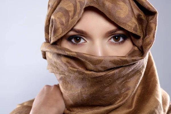 年轻的阿拉伯妇女在头巾 演播室射击 — 图库照片