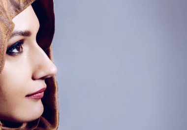 Genç kadın Arapça hijab, stüdyo vurdu. Profilde Türban Arap kız