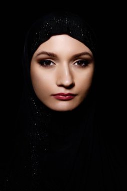 Genç Arap Müslüman kadında hijab, stüdyo vurdu. Siyah arka plan