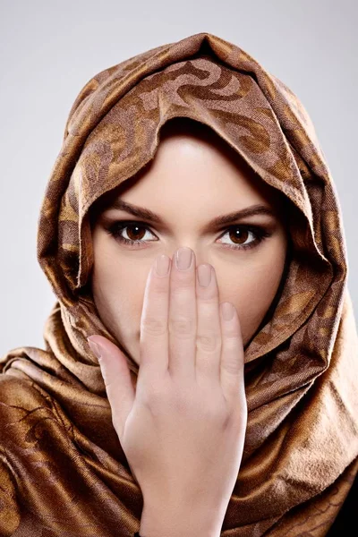 ヒジャーブ スタジオ撮影で若いアラビア語女性 — ストック写真