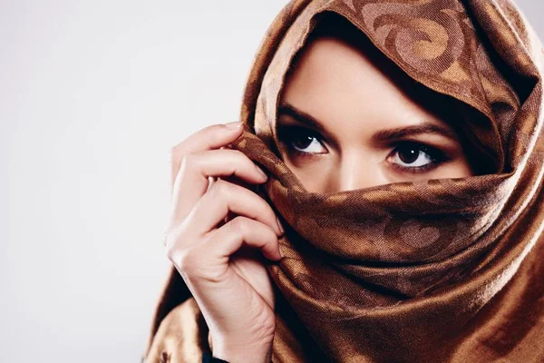 Unga Arabiska Kvinnan Hijab Studio Skott — Stockfoto