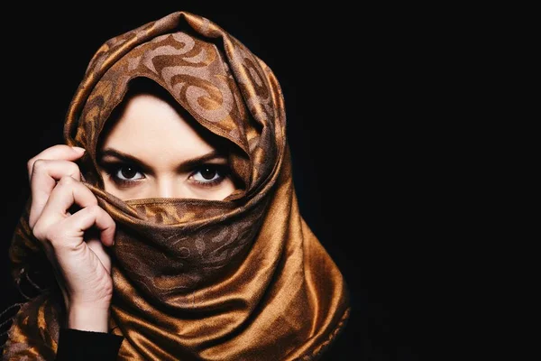 ヒジャーブ スタジオ撮影で若いアラビアのイスラム教徒の女性 黒の背景 — ストック写真