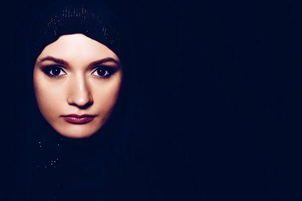 Молодая Арабская Мусульманка Хиджабе Студийный Снимок Чёрный Фон — стоковое фото
