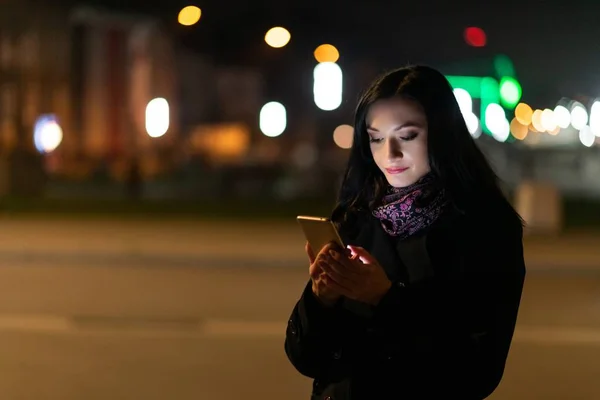 Jovem Morena Usando Telefone Celular Noite Smartphone Noite — Fotografia de Stock