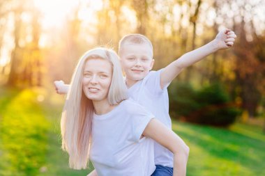Genç anne bahar Park oğluyla. Anneler günü