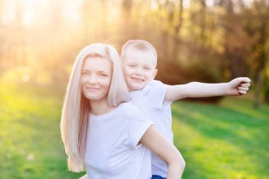 Genç anne bahar Park oğluyla. Anneler günü