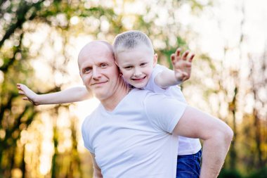 Genç Baba ile oğlu bahar Park. Babalar günü