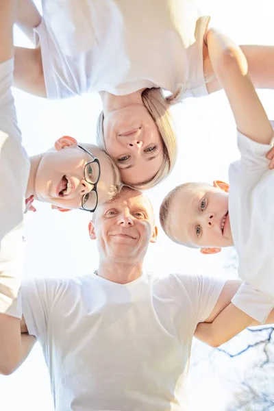 Famiglia Felice Spensierata Che Gioca Nel Parco Primavera Giovani Genitori — Foto Stock