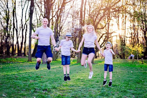 Feliz Familia Jugando Parque Primavera Padres Jóvenes Con Niños Paseando — Foto de Stock