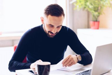 Okuma ve imza office belgelerinde mutlu beyaz genç adam