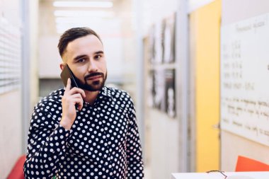 Beyaz iş adamı Office telefonda konuşuyor. Ofiste çalışan adam