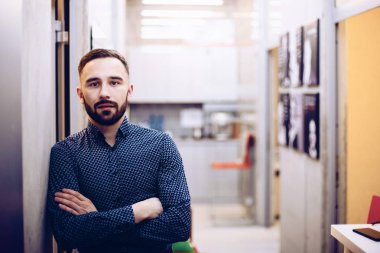 Ofisinde çapraz elle beyaz iş adamı. Ofiste çalışan adam