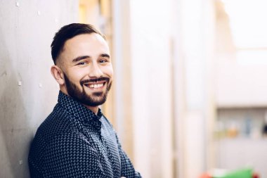 Beyaz mutlu gülümseyen iş adamı ofisinde. Ofiste çalışan adam