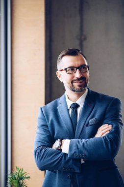 40 yaşında yakışıklı işadamı ofis takım elbiseli. Ofiste çalışan adam