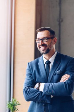40 yaşında yakışıklı işadamı ofis takım elbiseli. Ofiste çalışan adam