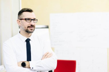 Orta yakışıklı Yöneticisi işadamı ofisinde beyaz gömlekli yaşlı. Ofiste çalışan adam