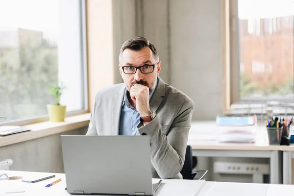 Hombre Negocios Guapo Mediana Edad Que Trabaja Computadora Portátil Oficina — Foto de Stock