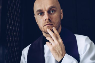 Günah içinde Katolik rahip confessives. İnanç ve din