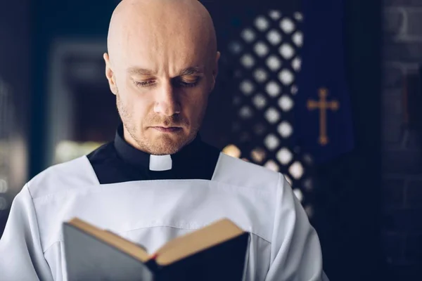 カトリックの司祭は 教会では 聖書を読みます 信仰と宗教 — ストック写真