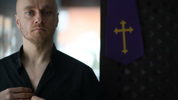 若いカトリックの司祭のドレスし シャツと事務襟のボタン — ストック動画