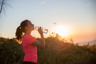 Kadın içme suyu dağlarda yaz çalıştırma sırasında. Çalışan bir kadın. Silesian Beskid, Szczyrk