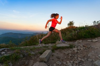 Kadın ülke dağlarda yaz çalışan çapraz. Çalışan bir kadın. Silesian Beskid, Szczyrk