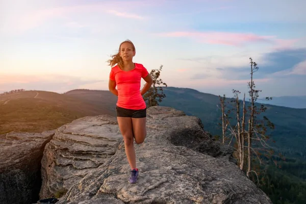 Woman Cross Country Runner Quads Stretching Mountains Summer Woman Running — Stock Photo, Image