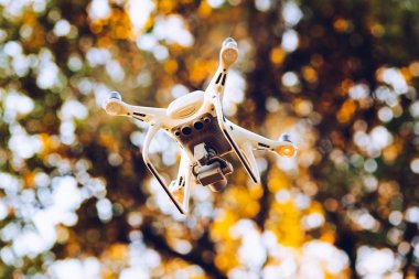 İnsansız hava aracı. Uçuşta beyaz dron quadrocopter