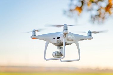 Profesyonel drone uçuş kamera ile. Beyaz dron quadrocopter. İnsansız hava aracı
