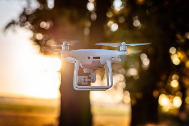 Profesyonel drone uçuş kamera ile. Beyaz dron quadrocopter. İnsansız hava aracı