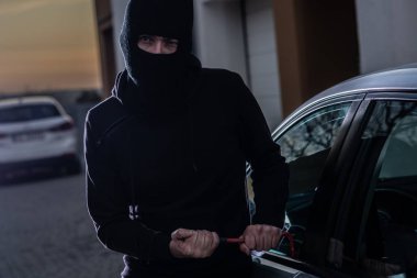 Araba hırsızı bir yün levye kullanarak bir arabaya kırmaya çalışıyor