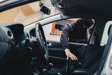 Çantasından araba çalmak bir yün maskeli hırsız