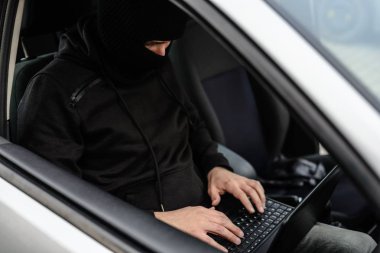 Araç güvenlik sistemleri sevdiren ve araba çalmak bir yün maskeli hırsız hacker