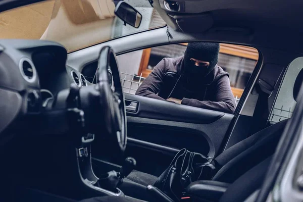 Dieb Mit Sturmhaube Stiehlt Frau Handtasche Aus Auto — Stockfoto