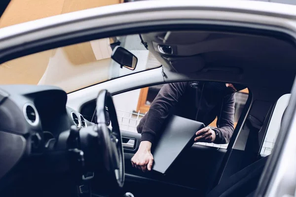 Ladrón Enmascarado Pasamontañas Robando Computadora Portátil Del Coche — Foto de Stock