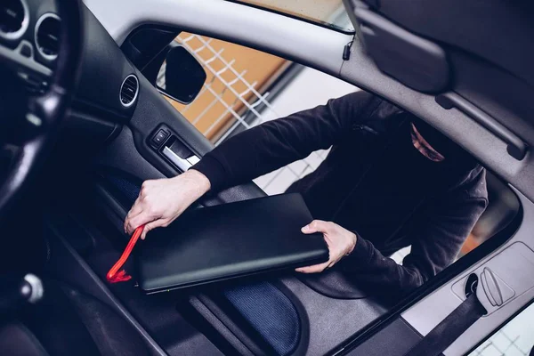 Maskierter Dieb Mit Sturmhaube Stiehlt Laptop Aus Auto — Stockfoto