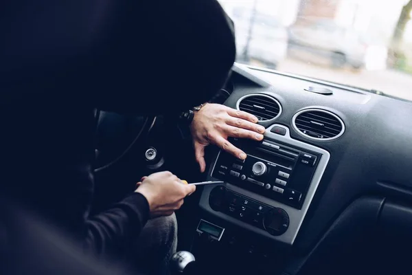 Ladrón Enmascarado Pasamontañas Robando Radio Del Coche Del Coche — Foto de Stock