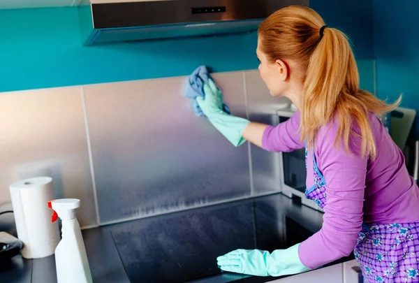 Young Woman Cleaning Kitchen Cabinets Spring Cleaning — Stock Photo, Image