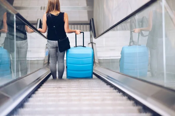Frau Mit Blauem Koffer Auf Rolltreppe Frau Auf Reisen — Stockfoto