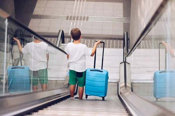 Kind Mit Blauem Koffer Auf Rolltreppe Kind Auf Reisen — Stockfoto