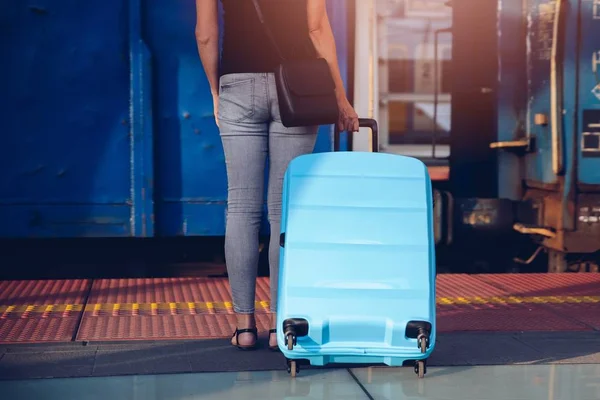 Frau Wartet Zug Auf Bahnsteig Frau Auf Reisen — Stockfoto