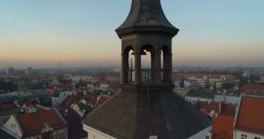 Drone uçuş Gliwice şehir salonunda üst kısmı etrafında. Gliwice, Silesia, Polonya