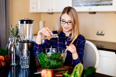 Mutfakta yemek pişiren kadın..