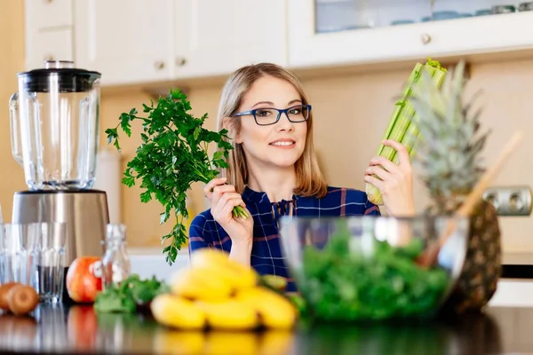 Woman dietetic in kitchen. — Stock Photo, Image
