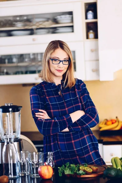 Vegetarian pregnant woman in kitchen — Stock Photo, Image