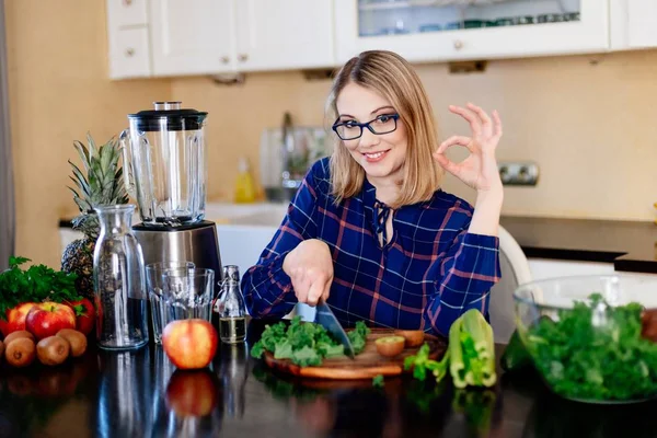 Junge Frau bereitet gesunde Mahlzeit in Küche zu — Stockfoto